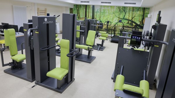 Blick in den Trainingsraum der Physiotherapie Lübben mit modernen Groß- und Kleingeräten.