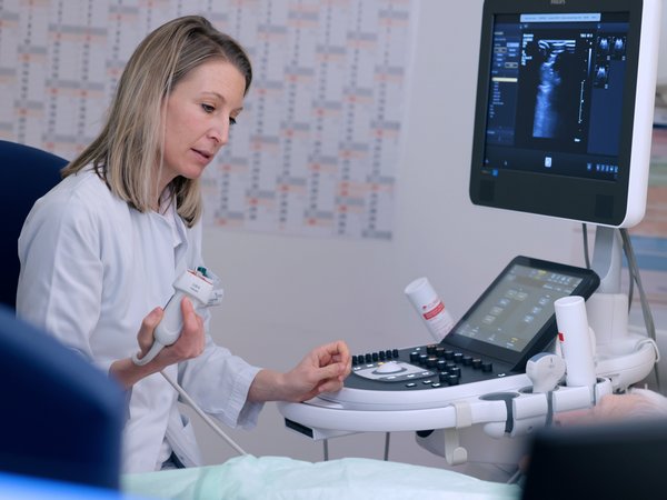 Eine Ärztin an einem Ultraschallgerät
