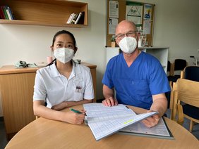 Angela Jessica (l.) und Dipl. Med Frank Schwertfeger in der Spreewaldklinik