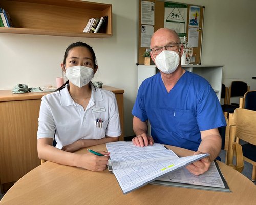Angela Jessica (l.) und Dipl. Med Frank Schwertfeger in der Spreewaldklinik