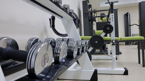 Blick in den Trainingsraum der Physiotherapie Lübben mit modernen Groß- und Kleingeräten.