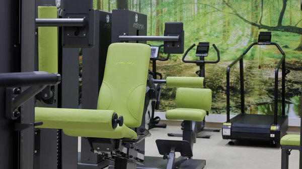 Blick in den Trainingsraum der Physiotherapie Lübben mit modernen Groß- und Kleingeräten.