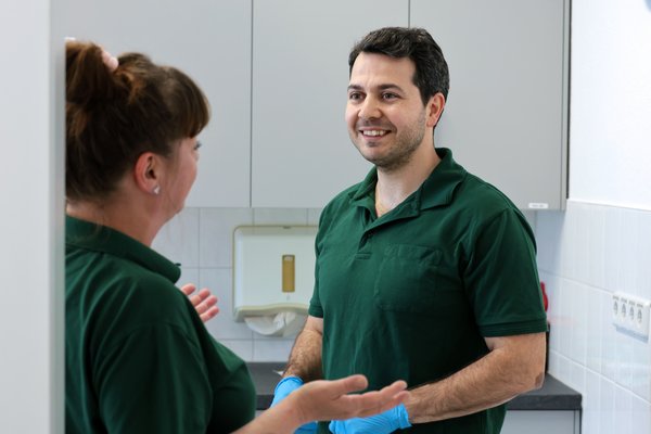 Hanna Kaade im Gespräch mit einer Praxismitarbeiterin.