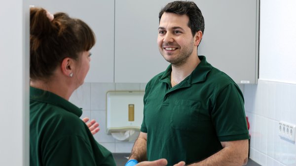 Hanna Kaade im Gespräch mit einer Praxismitarbeiterin.