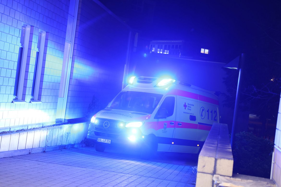 Ein Rettungswagen rollt mit Blaulicht an die Liegendanfahrt der Zentralen Notaufnahme im Krankenhaus Senftenberg.