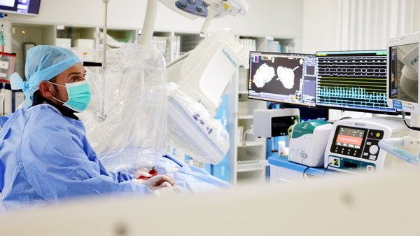 Prof. Dr. Guido Matschuck bei einer elektrophysiologischen Untersuchung im Herzkatheterlabor der Sana Kliniken Niederlausitz